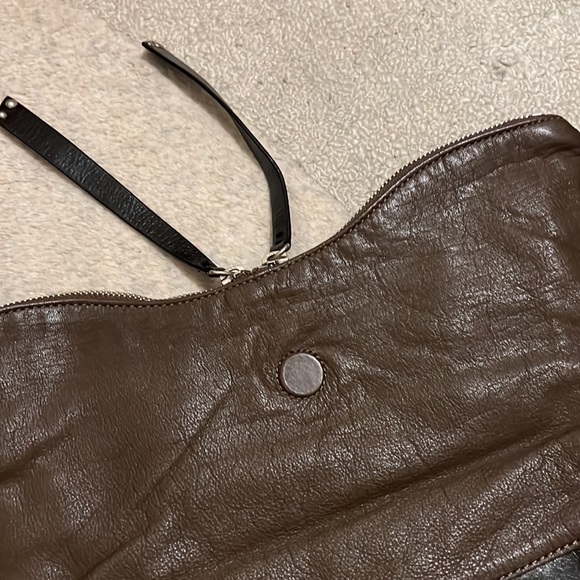Kenneth Cole Reaction two toned Leather clutch with unique zipper detail - Picture 6 of 8